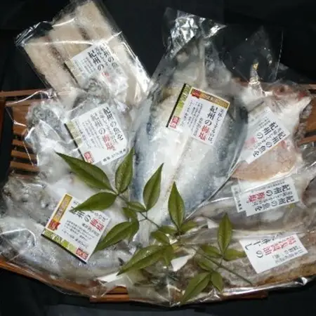 【日高町】和歌山の近海でとれた新鮮魚の鯛入り梅塩干物と湯浅醤油みりん干し7品種11尾入りの詰め合わせ【配送不可地域：離島】【1219486】