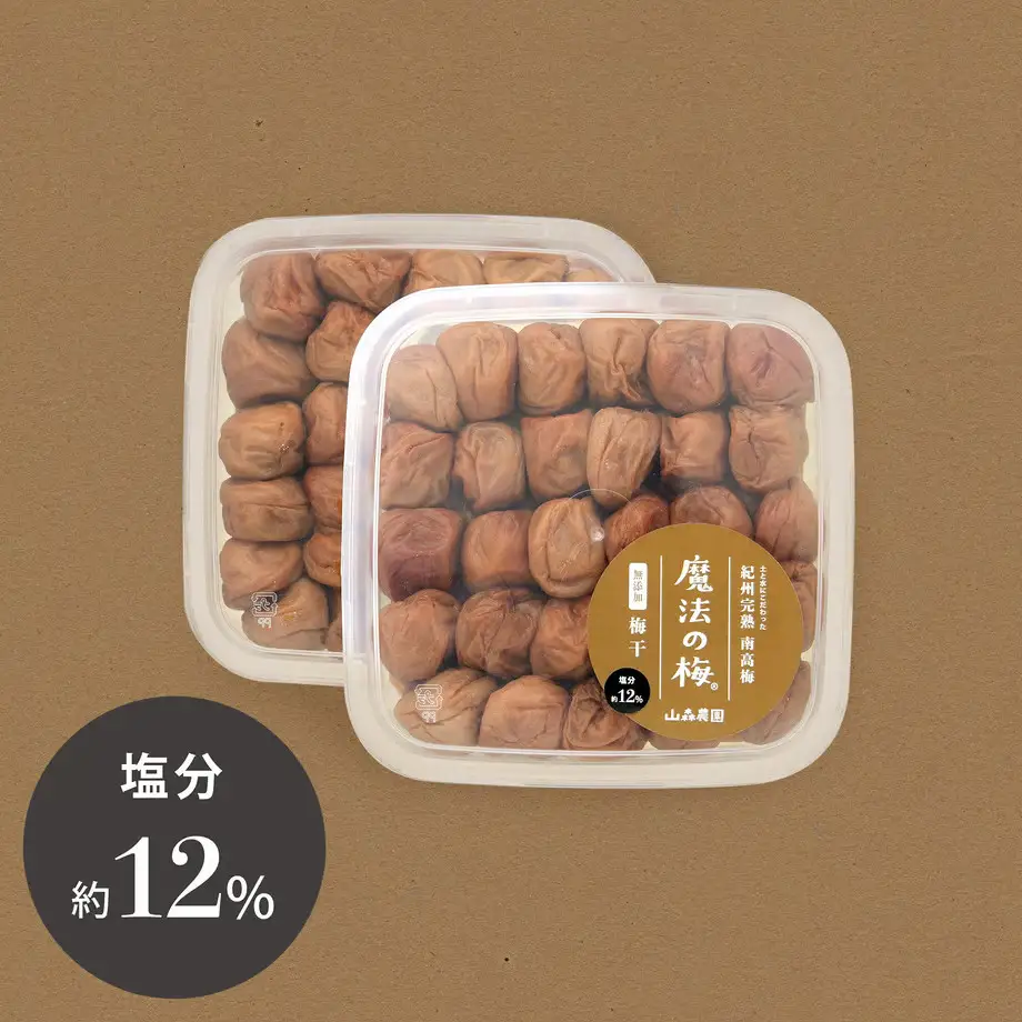 【贈答用・木箱入】山森農園の梅干し「魔法の梅」 500g×1 【塩分約12％】 土と水にこだわっています 贈答にも / 紀州南高梅 和歌山 田辺市 ミネラル水 梅 梅干 ウメ うめ うめぼし 肉厚 ギフト ご家庭 完熟【ymm007-1】