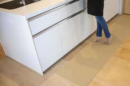 洗濯いらず、ずれない、抗菌 のふく楽 キッチンマット（・キッチンマット×1枚 ・サイズ：長さ180cm 幅50cm 厚み5mm ・カラー：ナチュラルベージュ）