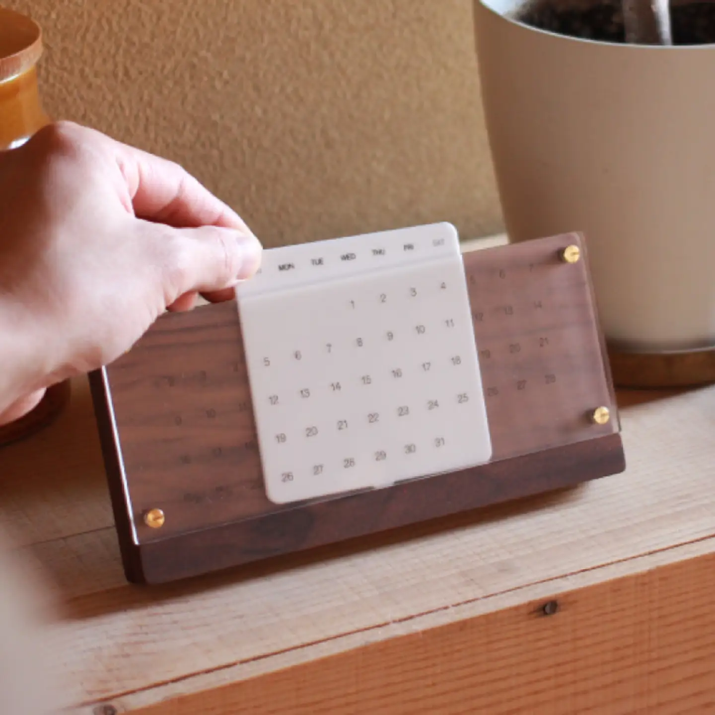 【Hacoa】木の経年変化を楽しむ卓上万年カレンダー ウォールナット 「Desk Calendar Eternal」