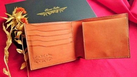 紅花染めサドルレザーの二つ折りウォレット FZ26-701