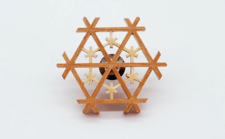秋田杉とヤマザクラの 職人手づくり 組子ブローチ 「Kikko」 ファッション小物 アクセサリー 工芸品 民芸品 伝統技術 