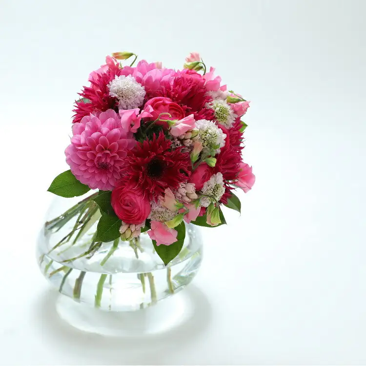 季節の花束と花瓶のセット　Sサイズ【季節の花束と花瓶 Sサイズ 世界らん展 フラワードリームジャパンカップ 国内主要コンテスト受賞 贈り物 フラワーライフ 生活の彩 お部屋の彩 神奈川県 小田原市 花 花】