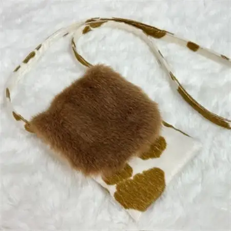 OKADA TEXTILE MINIサコッシュ　エコファーバッグ  ホルスタイン柄ベージュ_装飾品・工芸品 トートバッグ・ショルダーバッグ 鞄・バッグ かばん カバン_【1511420】