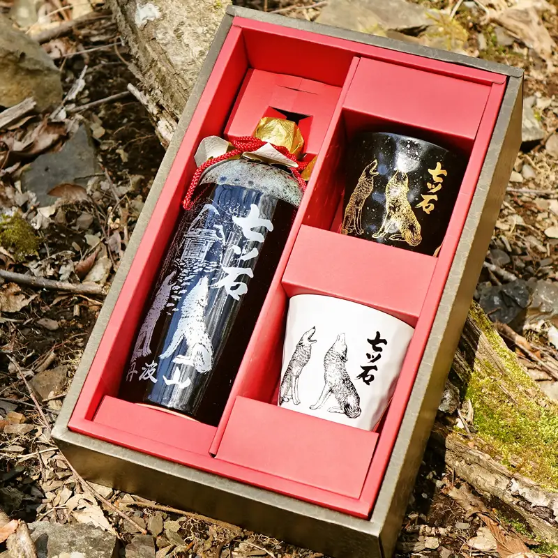 ふるさと納税限定・本格じゃがいも焼酎 七ツ石 ※玉川麻衣・画　特別陶器酒瓶仕様いも焼酎＆白と黒のぐい呑みセット【tab0228】