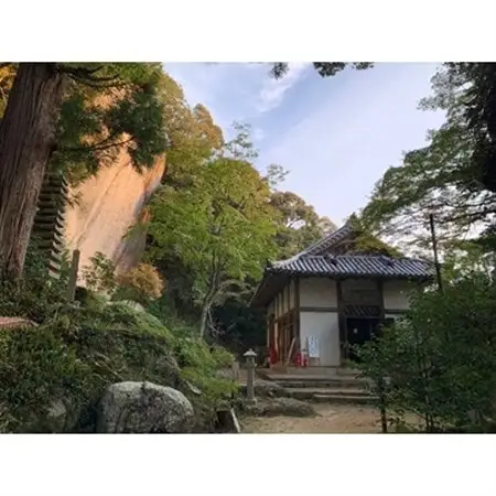 笠置寺住職と体験。巨石を巡る「笠置山修行場巡り」【1200672】