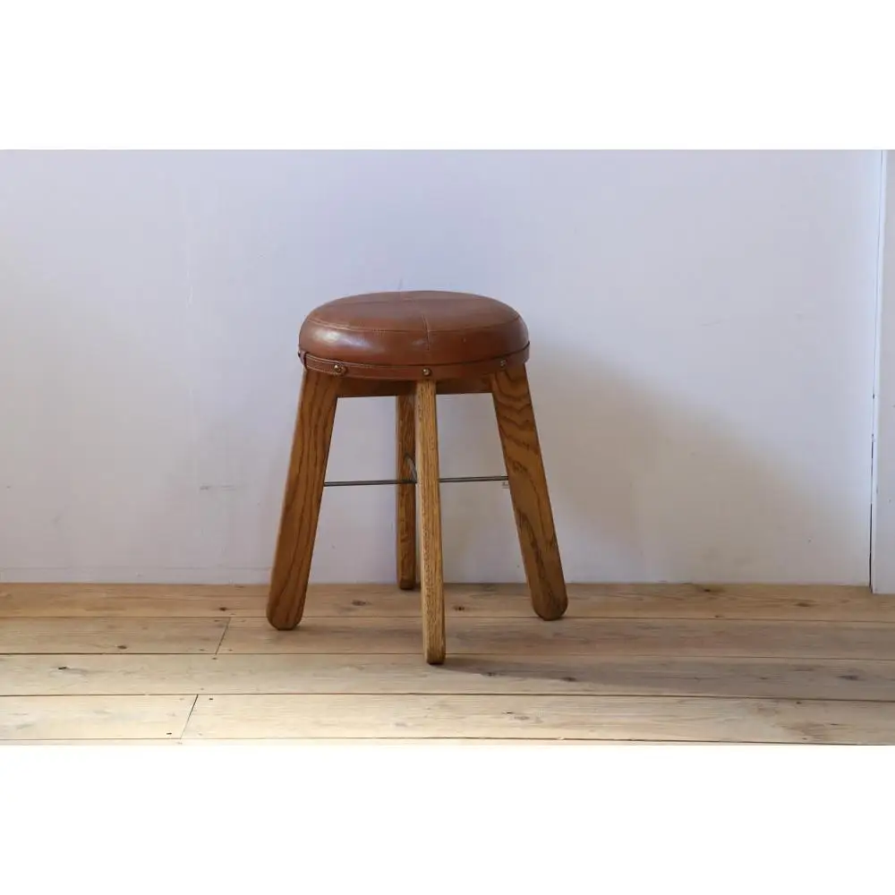 本革で仕立てたアンティークな風合いのスツール