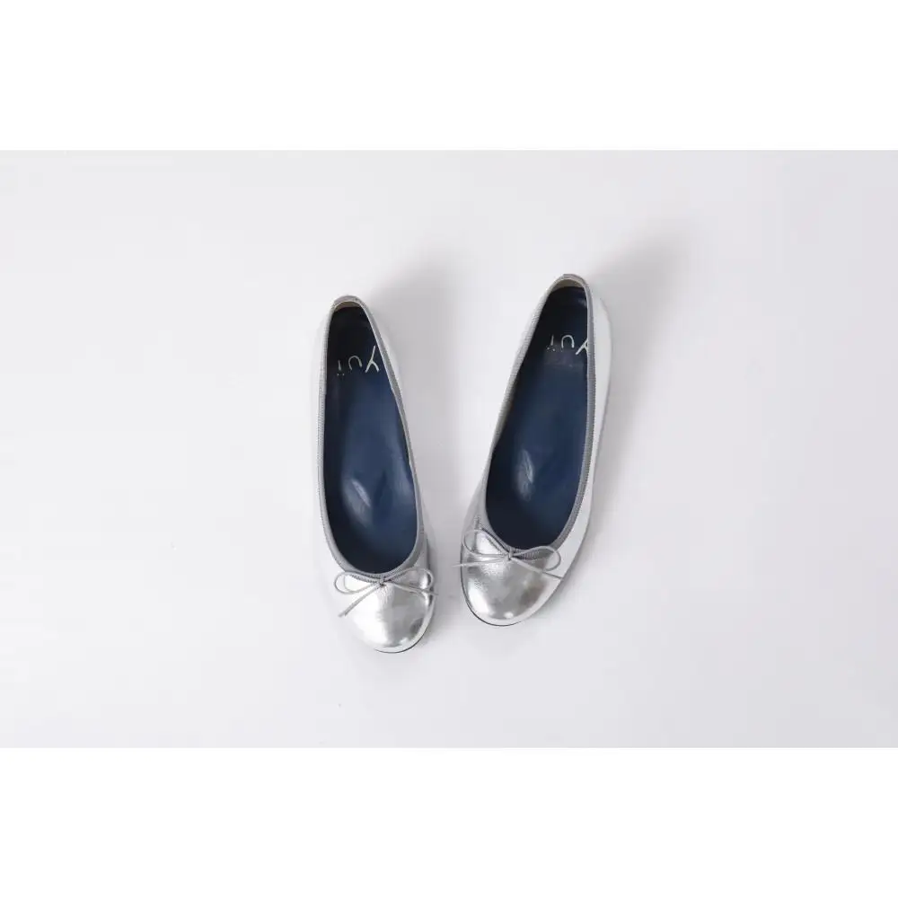 美脚に導く骨盤ケアシューズyui エナメル ライトシルバー 【サイズ23.0cm】