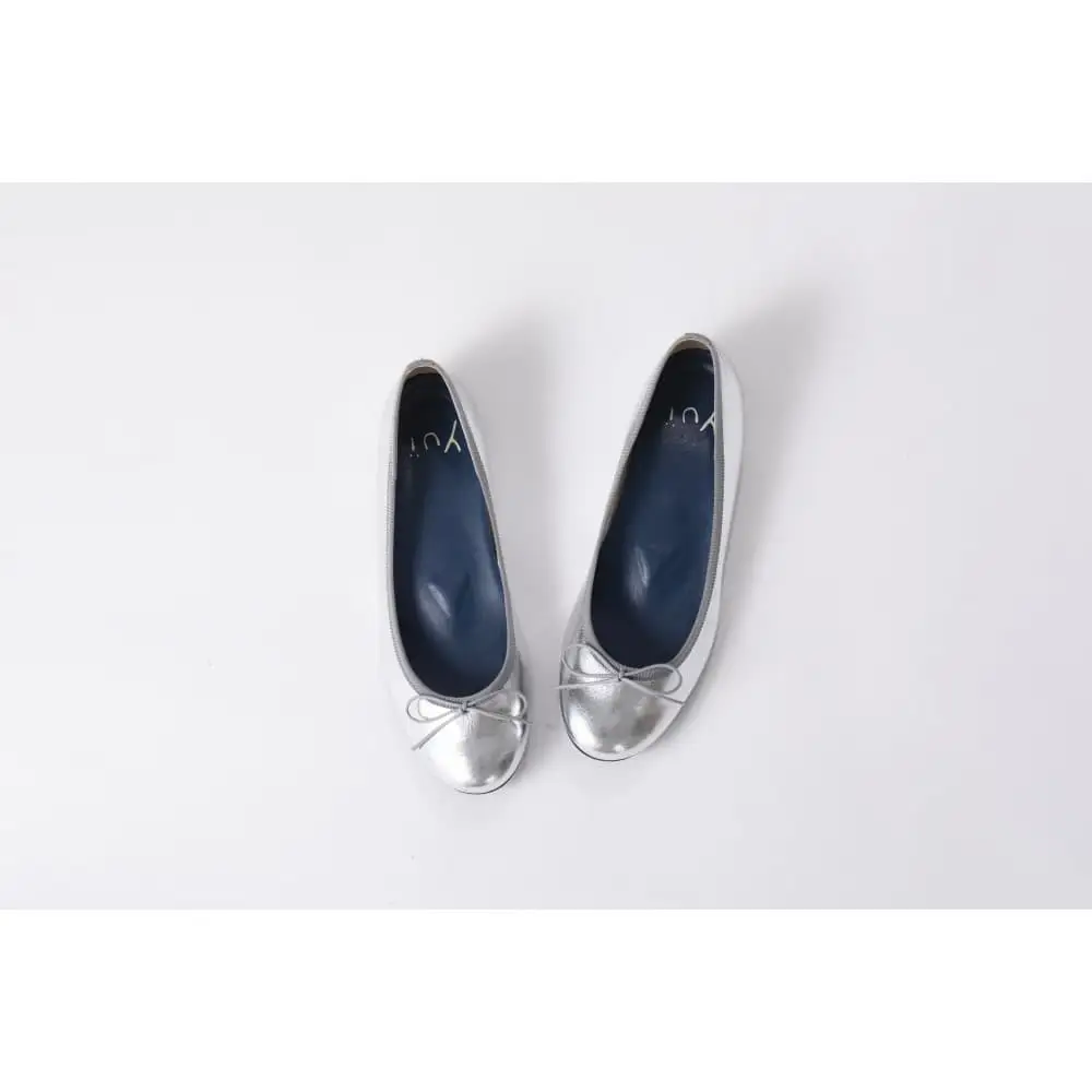 美脚に導く骨盤ケアシューズyui エナメルライトシルバー【サイズ25.5cm】