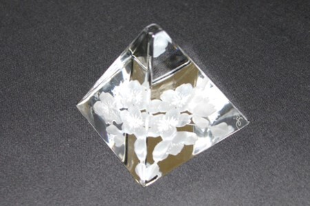 クリスタルガラス ペーパーウェイト 桜(ピラミッド型) K024073