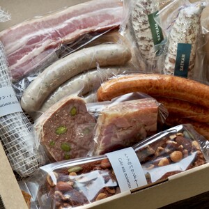 【贅沢な食卓セット】白カビドライソーセージ＆シャルキュトリー＆スイーツ 計9品セット 豚肉 豚レバー ベーコン おつまみ 盛り合わせ お取り寄せ ギフト デザート 北海道 せたな町 ふるさと納税
