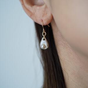 琵琶パールと池蝶貝のピアス（THE SHELL with BIWAPearl)