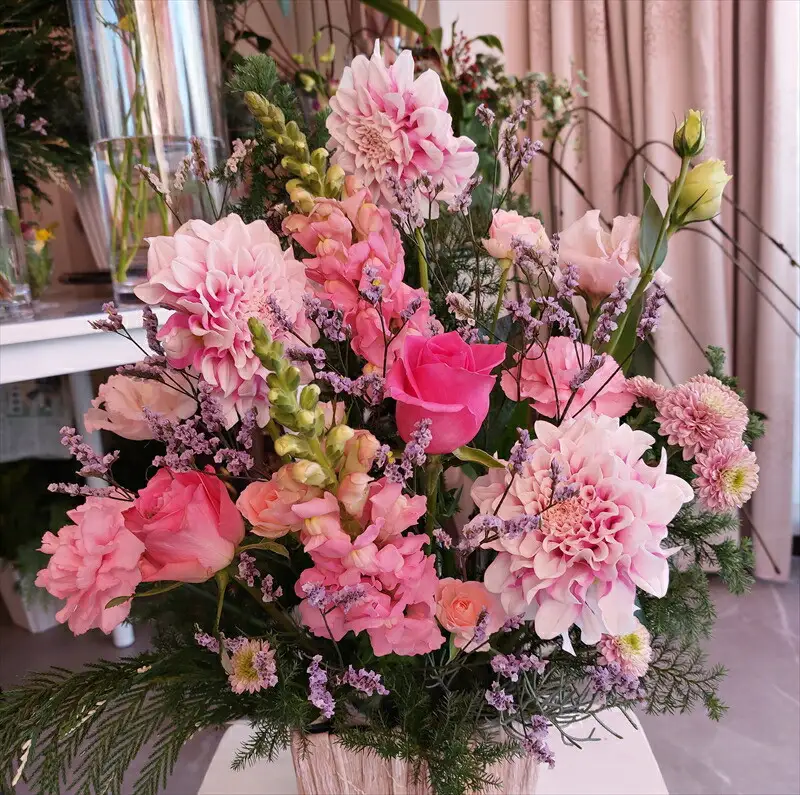 季節の生花アレンジ　Lサイズ 【 フラワー アレンジメント お花 ギフト プレゼント 贈り物 誕生日 お祝い 神奈川県 小田原市フラワー アレンジメント 】