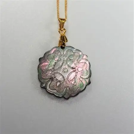 25ミリ!「華」のペンダント　黒蝶貝_装飾品・工芸品 ペンダント・ネックレス アクセサリー _【1261290】
