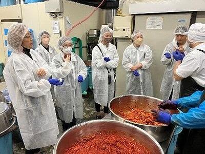 (団体貸切プラン10名様利用) 川崎名物キムチ専門店『おつけもの慶』工場見学およびキムチづくりと特別なランチ体験クーポンおよび川崎名品お土産セット付(10名様分)