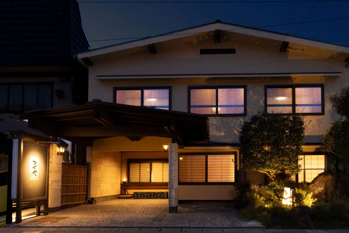 湯田川温泉　ますや旅館　ペア宿泊券（1泊2食付）【詣でる つかる 頂きます】（山形県鶴岡市）開湯1300年の歴史浪漫 レトロ×洗練の内装 食事個室 | 源泉かけ流し 和食 東北 庄内 日本海 記念日 誕生日プレゼント 夫婦旅行 カップル