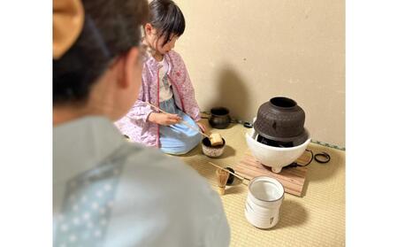 日本の伝統文化、本物の茶道を体験しませんか。裏千家認定講師と子どもたちと共に、一期一会のひとときを。 AOA0001