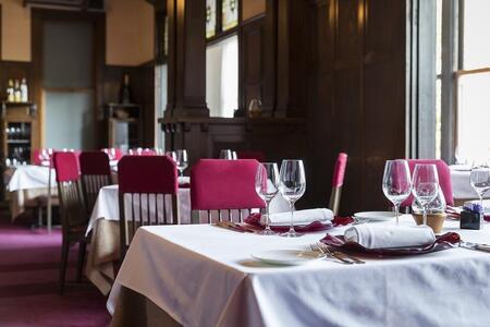 【LE UN 神戸迎賓館】ペアランチ食事券《前菜・スープ・メイン料理・デザート・パン・食後の飲み物》