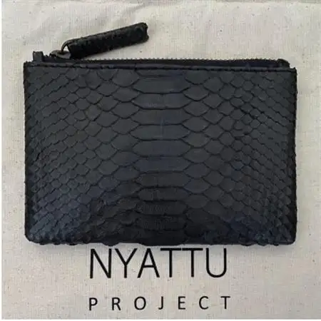 NYATTU PROJECT　天然パイソン革(ヘビ革) フラグメントケース(ポーチ) ブラック【1620919】