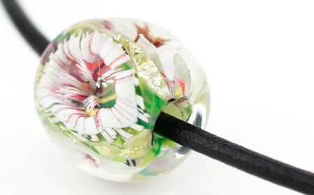 【 南部花とんぼ玉 】 革ネックレス （ 緑花 ） ／ とんぼ玉 アクセサリー ネックレス 一つだけ オンリーワン 蜻蛉玉 ガラス細工 工芸品 和装 プレゼント ギフト 贈り物 誕生日 和服 かわいい 可愛い おしゃれ ファッション雑貨 キレイ きれい 綺麗 女性 彼女