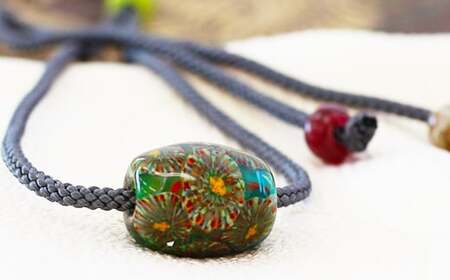 【 南部花とんぼ玉 】 ひも付き （ 鶯花 ） ／ とんぼ玉 アクセサリー ネックレス 一つだけ オンリーワン 蜻蛉玉 ガラス細工 工芸品 和装 プレゼント ギフト 贈り物 誕生日 和服 かわいい 可愛い おしゃれ ファッション雑貨 キレイ きれい 綺麗 女性 彼女