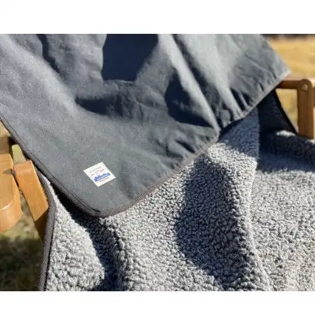 キャンプ、焚火に　アルバートン社の難燃ブランケット　赤外線を吸収して発熱するボア　クロ色【1377173】