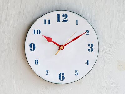 時計 壁掛け時計 七宝文字盤Ｍ (白地に青文字) | 壁掛 インテリア Kenichi Kondo