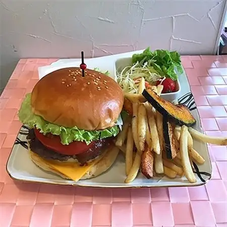 カフェ シュエット【プレミアムハンバーガー】引換券(2枚)_お食事券 食事券 チケット 体験 体験型 飲食店 観光 旅行 北海道 釧路町 釧路超 特産品 _【1089110】