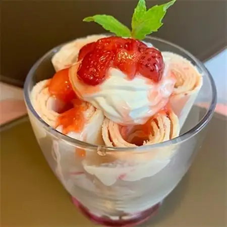 カフェ シュエット 【ロールアイス】引換券(5枚)_お食事券 食事券 チケット 体験 体験型 飲食店 観光 旅行 北海道 釧路町 釧路超 特産品 _【1089112】