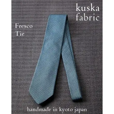 【手織りネクタイ】サックスブルー フレスコタイ kuskafabric  京都・丹後のシルク織物_装飾品・工芸品 ネクタイ・ベルト 服飾小物 _【1080335】