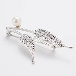 アコヤ真珠 ブローチ リーフ (8mm珠) 真珠 パール フォーマル アクセサリー パーティー ギフト プレゼント 【opbn010】【オーハタパール】