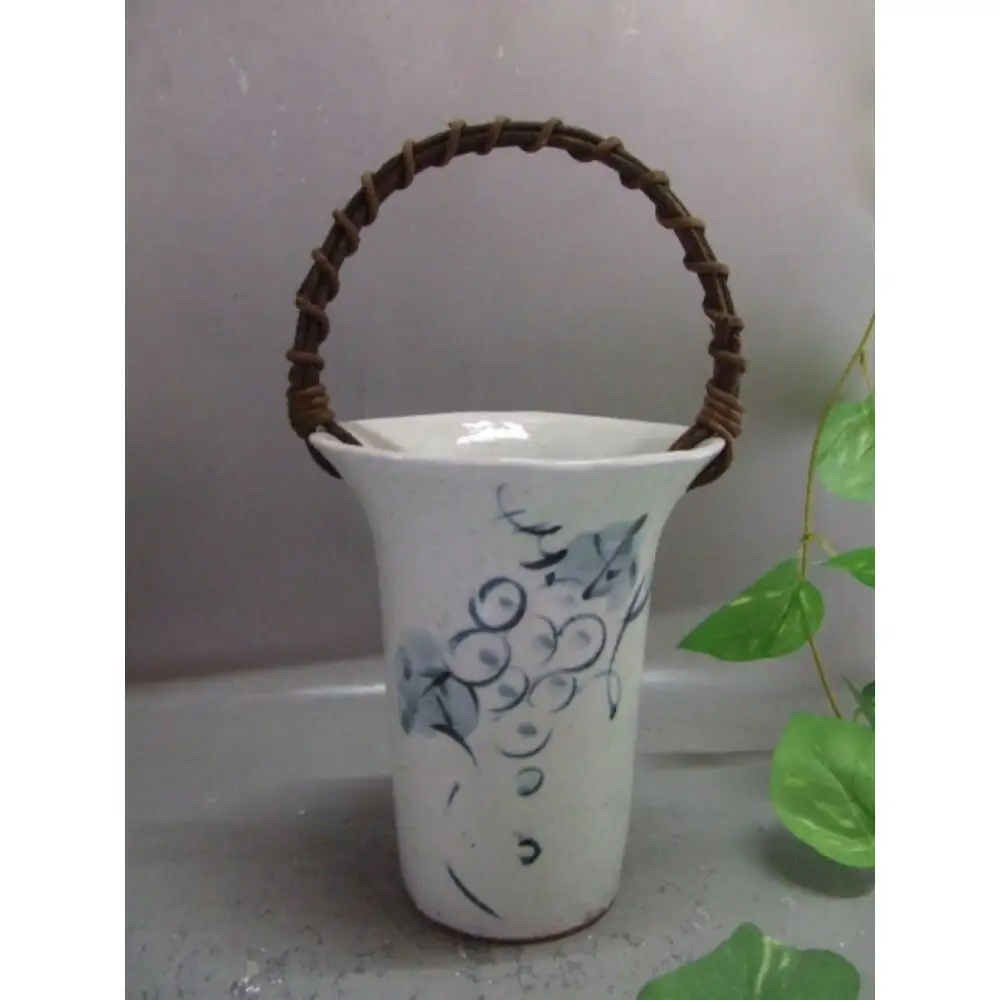 【信楽焼】つる付粉引ぶどう絵花入れ・花瓶・花器　nha-043