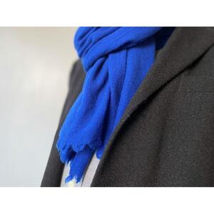 羽のように軽いエアリーウールストール（ブルー）