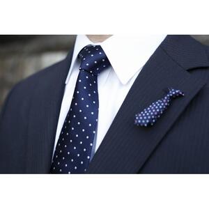シルク100%のネクタイ＆「ｐ-Ｔｉｅ」（ネクタイ型ピンバッジ）セット（ネイビー）