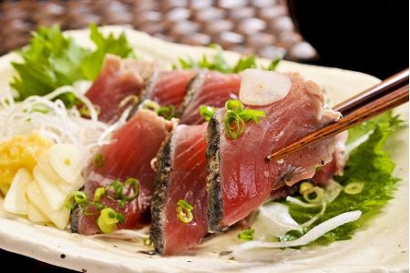 鰹タタキ 1kgと藻塩(5パック)のセット【1か月以内に発送】【nks102B】