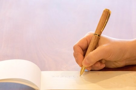 ふるさとの木を身近に感じる《アベマキボールペン -honest-》 1本（ペン用ケース入り） | ツバキラボ ペン 文具 文房具 筆記用具 ケース入り ボールペン 贈り物 ギフト M44S29