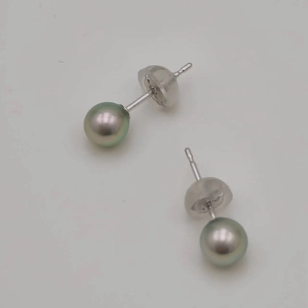 真珠 ピアス 4.5 mm K10WG アクセサリー パール ジュエリー 三重 伊勢 志摩 真珠 パール アコヤ真珠 アコヤ貝 あこや 冠婚葬祭 慶事 誕生日 結婚式 記念日 お祝い 贈り物 ギフト デイリーピアス、シルバーグレー4.5 mmのベビーパールピアス