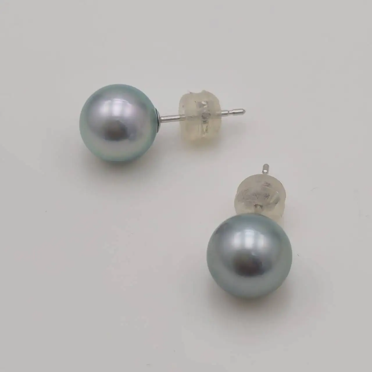 真珠 ピアス 8.5 mm K14WG アクセサリー パール ジュエリー 三重 伊勢 志摩 真珠 パール アコヤ真珠 アコヤ貝 あこや 冠婚葬祭 慶事 誕生日 結婚式 記念日 お祝い 贈り物 ギフト 多彩なパールの表情、ブルーグレイ 8.5 mmのピアス