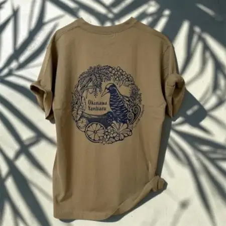 やんばるの自然を纏う オリジナルデザインTシャツ(カーキ/XLサイズ)【1732939】