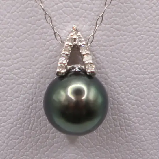 2067 Pt  黒蝶タヒチ真珠　8.0㎜up 　ダイヤモンド0.06ct　ペンダントネックレス