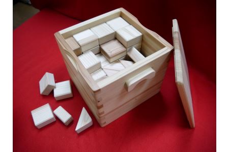 1歳のお誕生日プレゼントに最適！知育玩具【熊野杉の箱型の積み木（68P）】木のふるさとで生まれたぬくもりの逸品【kmkn0003】