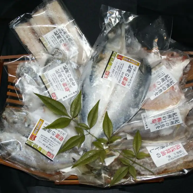 ZD6178n_和歌山の近海でとれた新鮮魚の鯛入り梅塩干物と湯浅醤油みりん干し7品種11尾入りの詰め合わせ