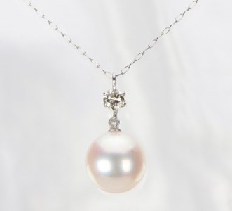 644　Pt　あこや本真珠9.0mmup　ダイヤモンド0.15ct　ペンダントネックレス