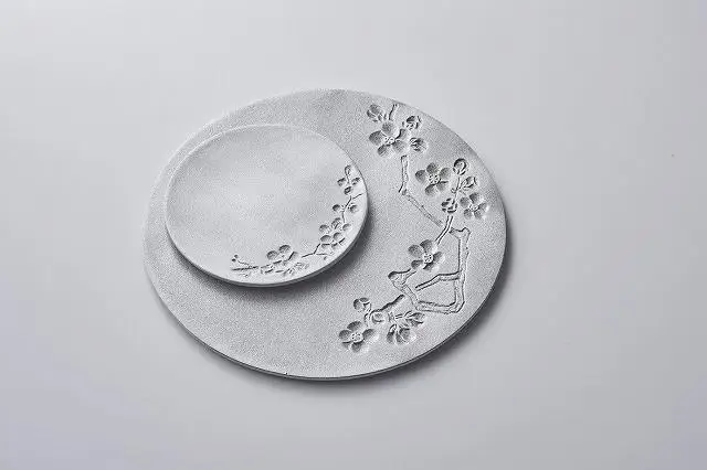 「ひんやり」をキープしてくれるアルミ鋳物の菓子皿セット（Ume Lサイズ / Sサイズ）