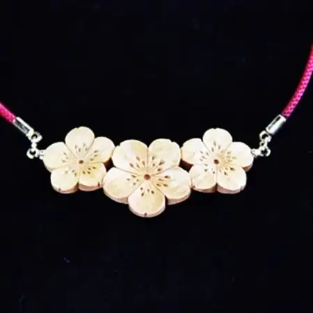つげ細工 ネックレス(桜) 約5cm×2cm_装飾品・工芸品 ペンダント・ネックレス アクセサリー _【1116497】