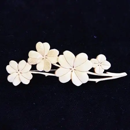つげ細工 ブローチ(四つ葉のクローバー)　約7cm_装飾品・工芸品  アクセサリー _【1116507】