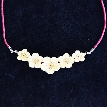 つげ細工 ネックレス(桜)　約7.5cm×2cm_装飾品・工芸品 ペンダント・ネックレス アクセサリー _【1116496】