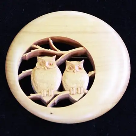 つげの特長を生かした緻密で繊細な伝統工芸品 つげ細工 ブローチ(月にフクロウ)　約6.5cm_装飾品・工芸品  アクセサリー _【1116502】