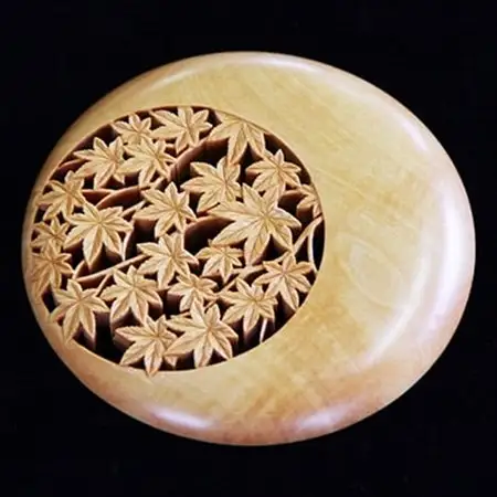 つげ細工 ブローチ(月にもみじ)　約8cm_装飾品・工芸品  アクセサリー _【1116500】
