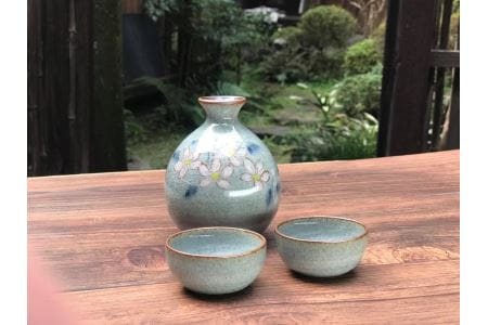 【伊万里焼】染付桜文 貫入造り半酒器 056-H683